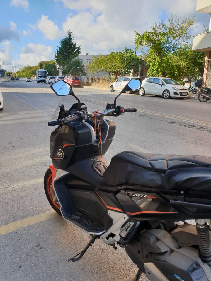 MOTOCAM QJ ATR 125 Ön Cam 2023-2026 Model 65cm Şeffaf Renkli 4mm ORTA BOYLU