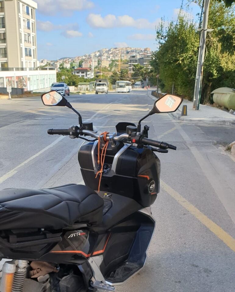 MOTOCAM QJ ATR 125 Ön Cam 2023-2026 Model 65cm Şeffaf Renkli 4mm ORTA BOYLU