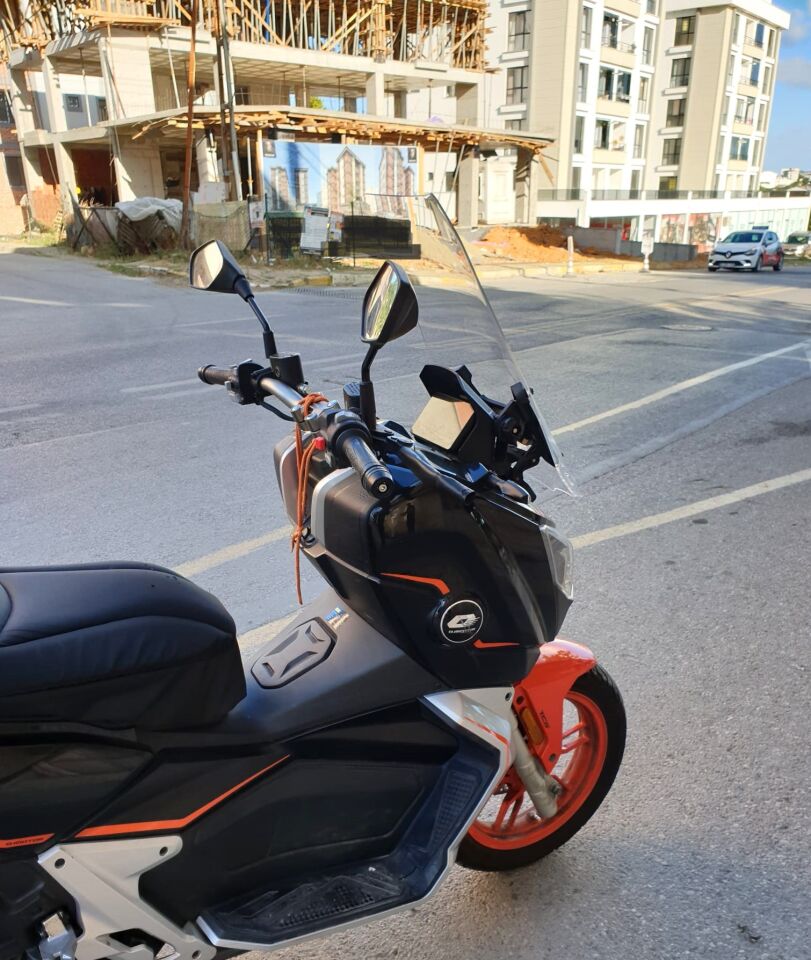 MOTOCAM QJ ATR 125 Ön Cam 2023-2026 Model 65cm Şeffaf Renkli 4mm ORTA BOYLU