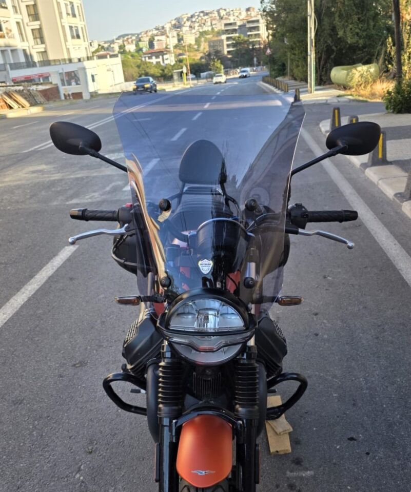 MOTOCAM Moto Guzzi V7 Stone Ön Cam 2021-2023 Model 52cm Füme Renkli 4mm APARATSIZ