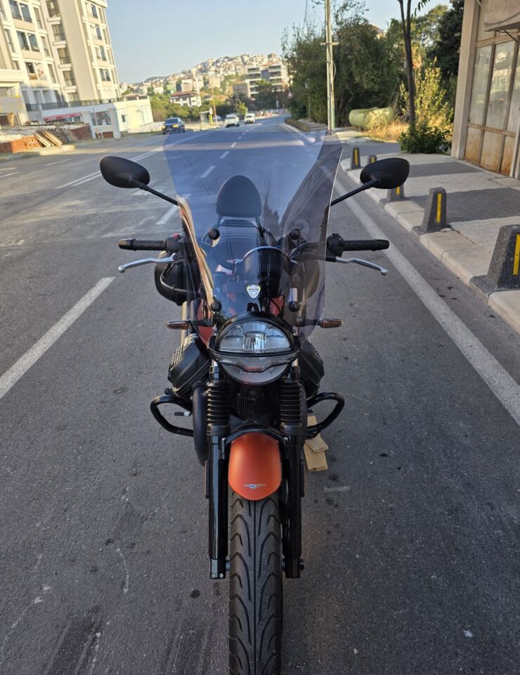 MOTOCAM Moto Guzzi V7 Stone Ön Cam 2021-2023 Model 52cm Füme Renkli 4mm APARATSIZ