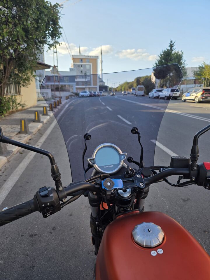 MOTOCAM Moto Guzzi V7 Stone Ön Cam 2021-2023 Model 52cm Füme Renkli 4mm APARATSIZ