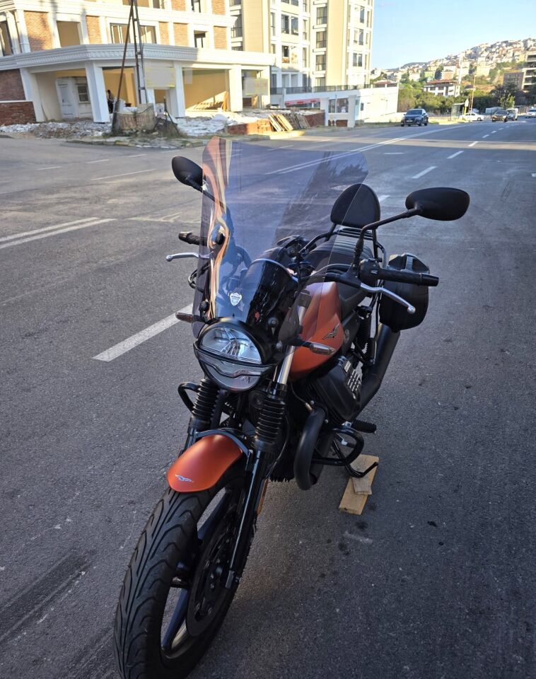 MOTOCAM Moto Guzzi V7 Stone Ön Cam 2021-2023 Model 52cm Füme Renkli 4mm APARATSIZ