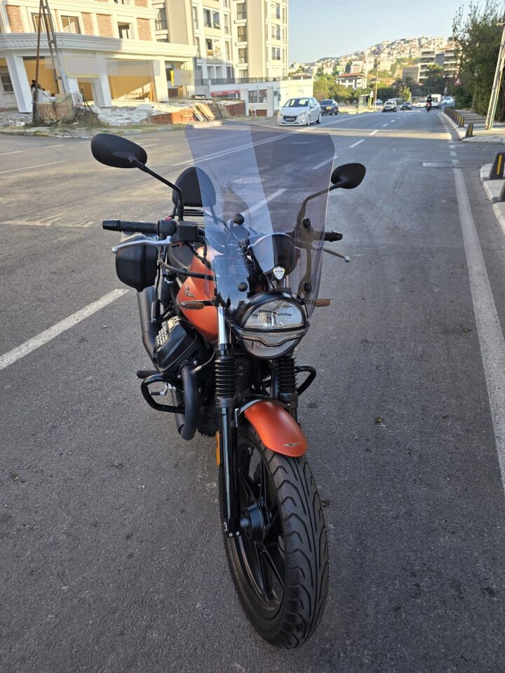 MOTOCAM Moto Guzzi V7 Stone Ön Cam 2021-2023 Model 52cm Füme Renkli 4mm APARATSIZ