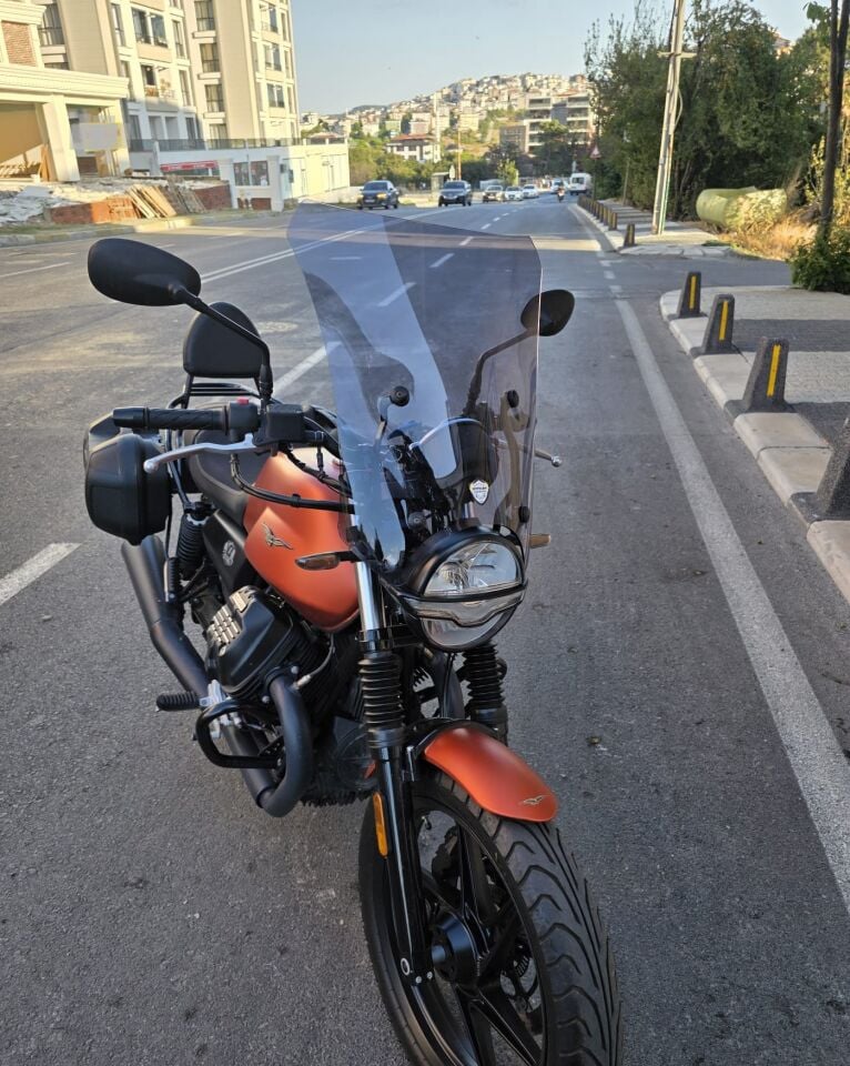 MOTOCAM Moto Guzzi V7 Stone Ön Cam 2021-2023 Model 52cm Füme Renkli 4mm APARATSIZ