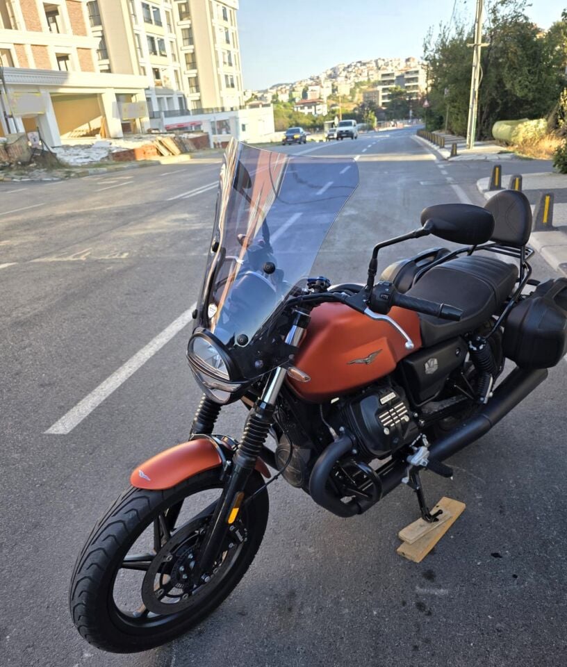 MOTOCAM Moto Guzzi V7 Stone Ön Cam 2021-2023 Model 52cm Füme Renkli 4mm APARATSIZ