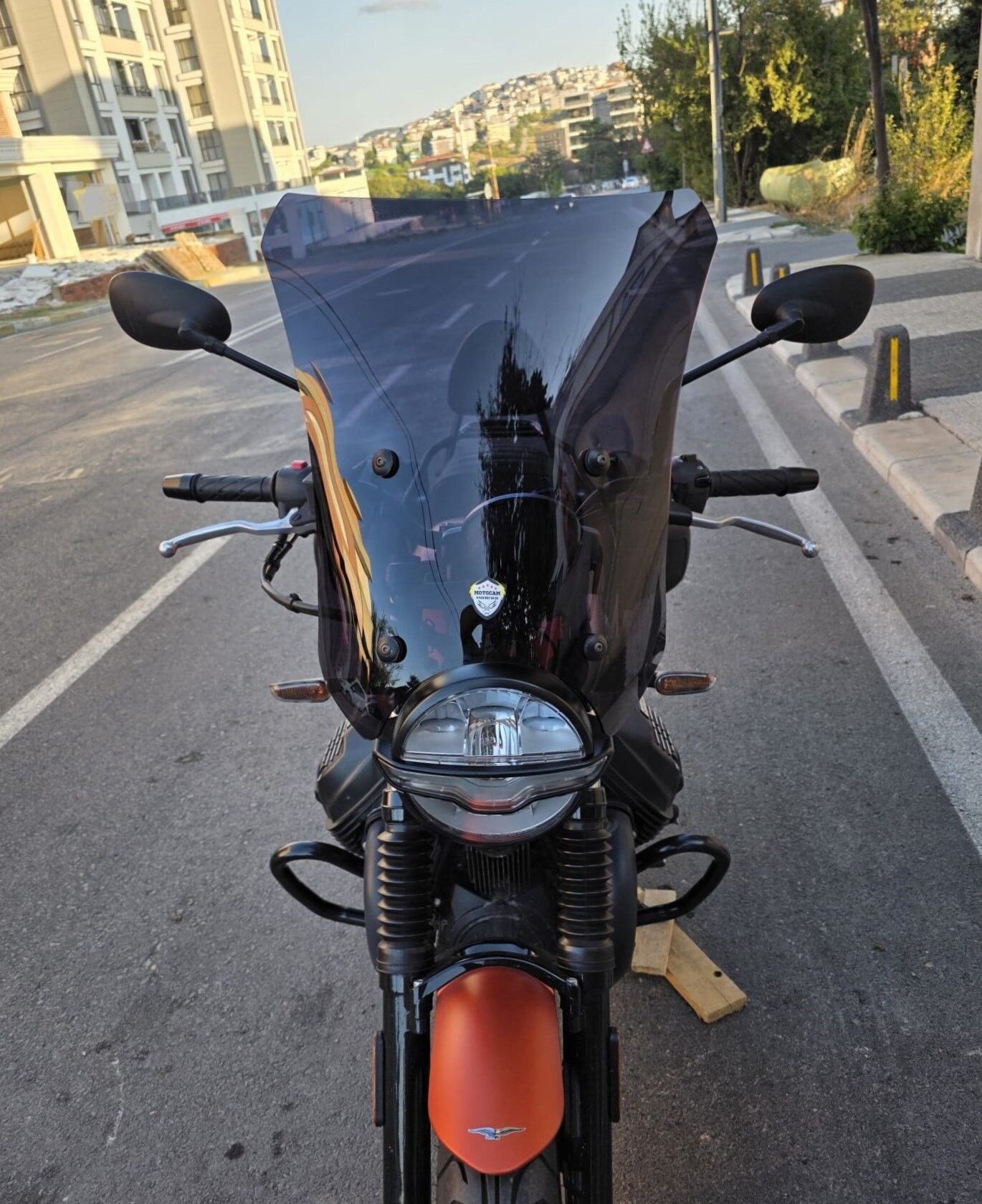 MOTOCAM Moto Guzzi V7 Stone Ön Cam 2021-2023 Model 52cm Siyah Renkli 4mm APARATSIZ