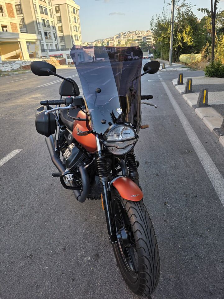 MOTOCAM Moto Guzzi V7 Stone Ön Cam 2021-2023 Model 52cm Siyah Renkli 4mm APARATSIZ