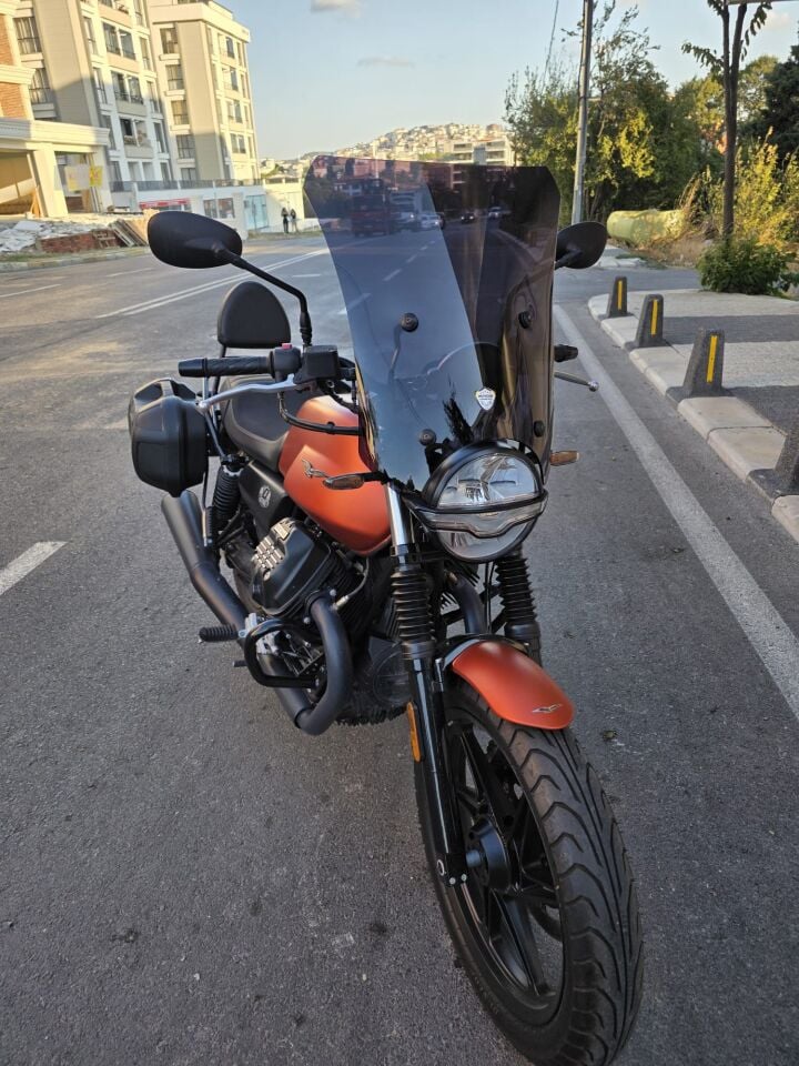 MOTOCAM Moto Guzzi V7 Stone Ön Cam 2021-2023 Model 52cm Siyah Renkli 4mm APARATSIZ