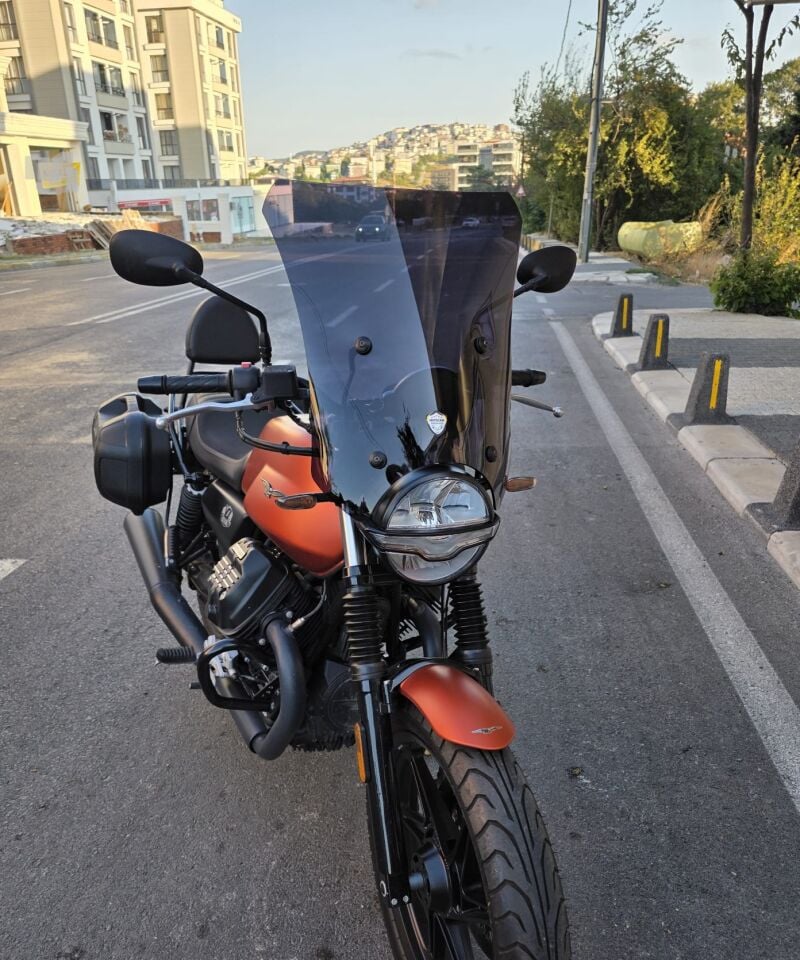 MOTOCAM Moto Guzzi V7 Stone Ön Cam 2021-2023 Model 52cm Siyah Renkli 4mm APARATSIZ