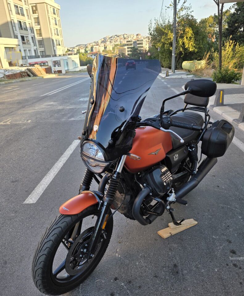 MOTOCAM Moto Guzzi V7 Stone Ön Cam 2021-2023 Model 52cm Siyah Renkli 4mm APARATSIZ