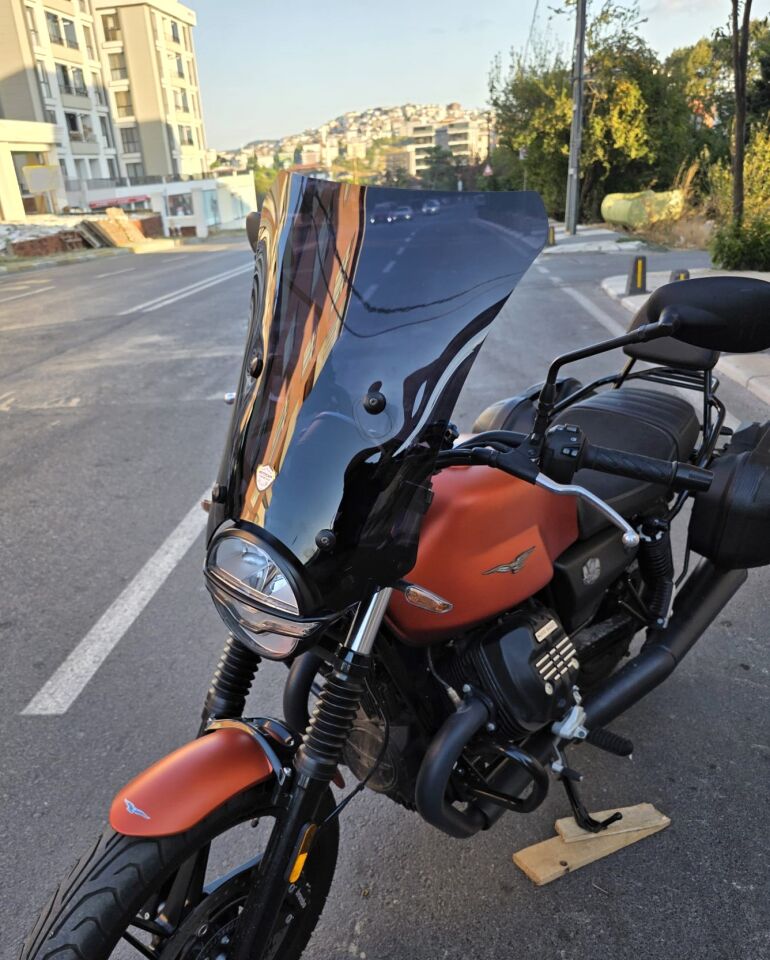 MOTOCAM Moto Guzzi V7 Stone Ön Cam 2021-2023 Model 52cm Siyah Renkli 4mm APARATSIZ