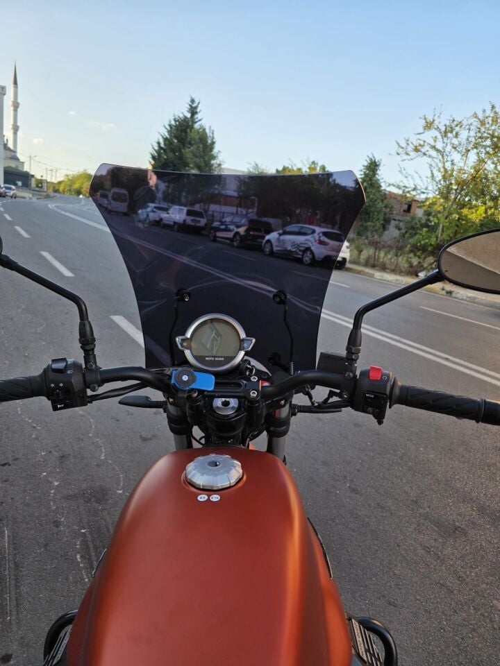 MOTOCAM Moto Guzzi V7 Stone Ön Cam 2021-2023 Model 52cm Siyah Renkli 4mm APARATSIZ