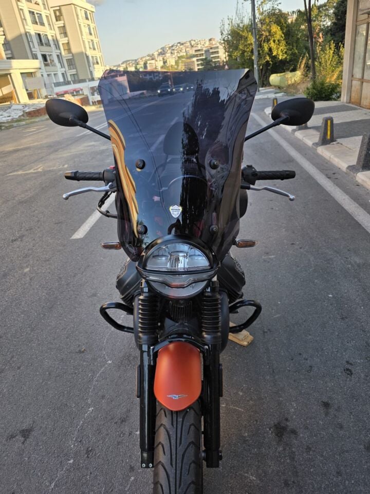 MOTOCAM Moto Guzzi V7 Stone Ön Cam 2021-2023 Model 52cm Siyah Renkli 4mm APARATSIZ