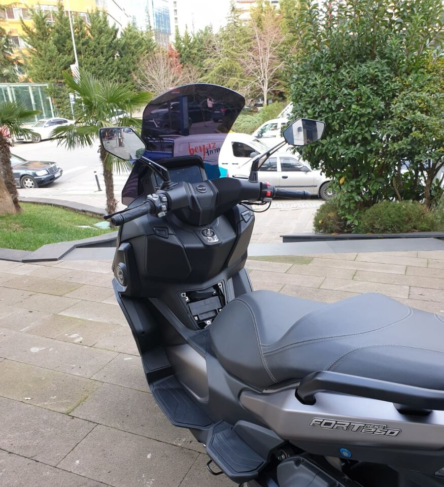 MOTOCAM QJ Fort 350 Ön Cam 2023-2026 Model 74cm Siyah Renkli 4mm UZUN