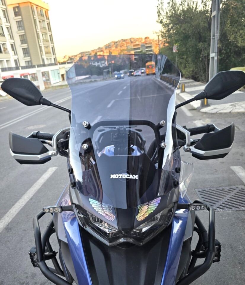 MOTOCAM Qj SRT 550 Ön Cam 2022-2026 Model 54cm Füme Renkli 4mm