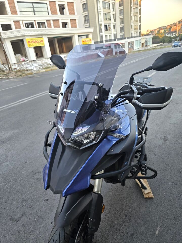 MOTOCAM Qj SRT 550 Ön Cam 2022-2026 Model 54cm Füme Renkli 4mm