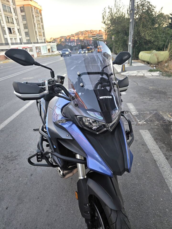 MOTOCAM Qj SRT 550 Ön Cam 2022-2026 Model 54cm Füme Renkli 4mm