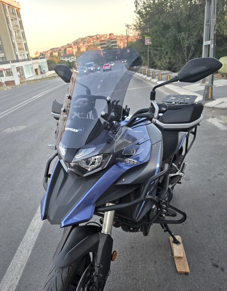 MOTOCAM Qj SRT 550 Ön Cam 2022-2026 Model 54cm Füme Renkli 4mm