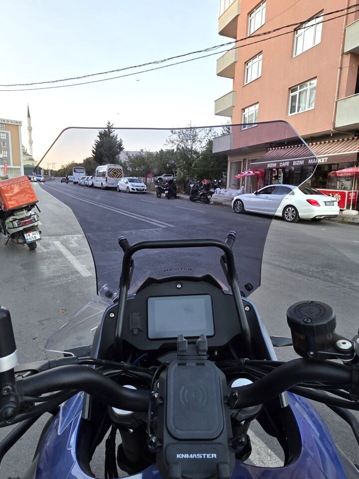 MOTOCAM Qj SRT 550 Ön Cam 2022-2026 Model 54cm Füme Renkli 4mm