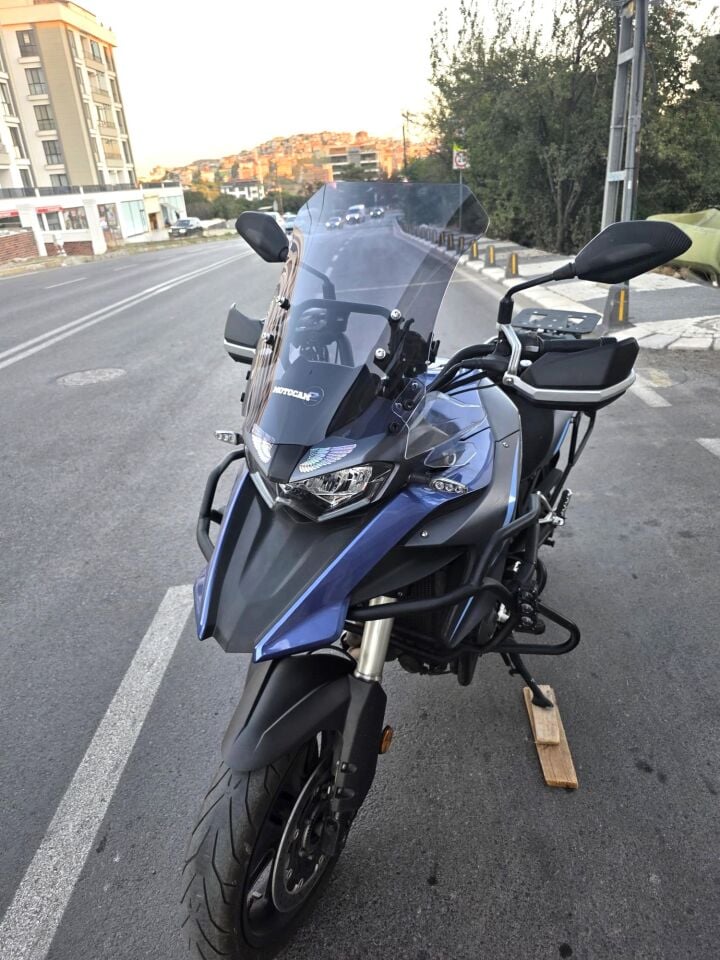 MOTOCAM Qj SRT 550 Ön Cam 2022-2026 Model 54cm Füme Renkli 4mm