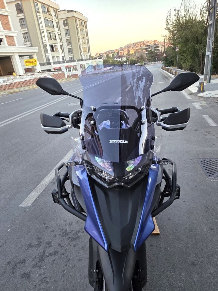 MOTOCAM Qj SRT 550 Ön Cam 2022-2026 Model 54cm Füme Renkli 4mm