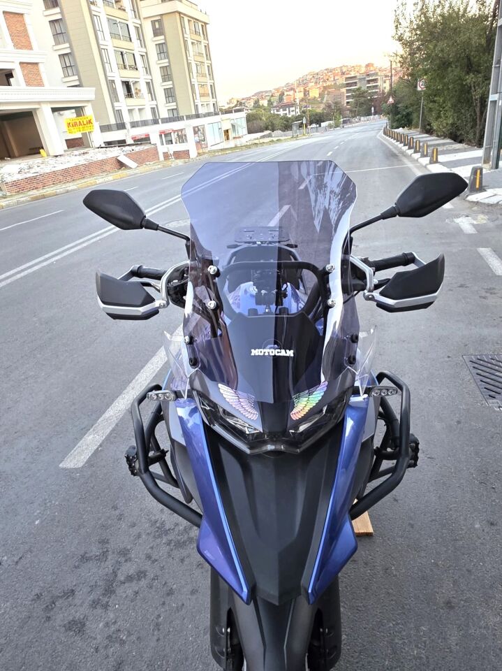 MOTOCAM Qj SRT 550 Ön Cam 2022-2026 Model 54cm Füme Renkli 4mm