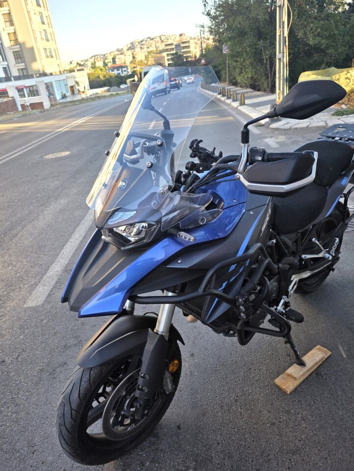 MOTOCAM Qj SRT 550 Ön Cam 2022-2026 Model 54cm Şeffaf Renkli 4mm