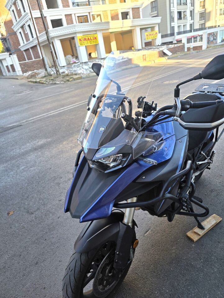 MOTOCAM Qj SRT 550 Ön Cam 2022-2026 Model 54cm Şeffaf Renkli 4mm