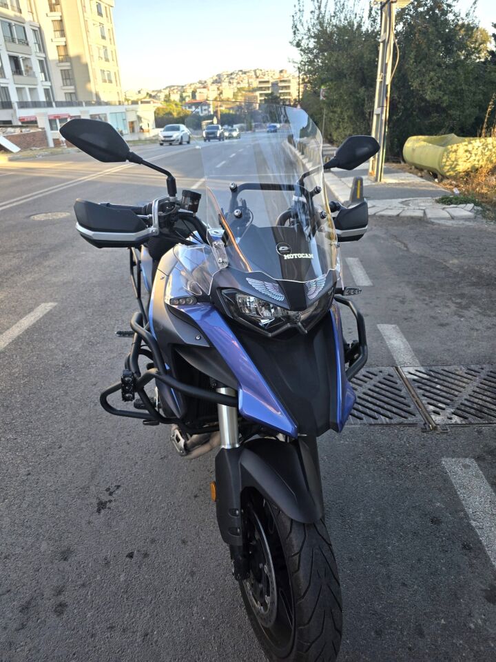 MOTOCAM Qj SRT 550 Ön Cam 2022-2026 Model 54cm Şeffaf Renkli 4mm