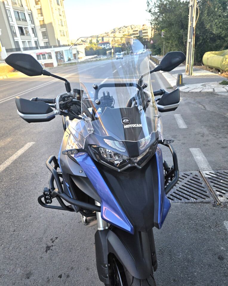 MOTOCAM Qj SRT 550 Ön Cam 2022-2026 Model 54cm Şeffaf Renkli 4mm