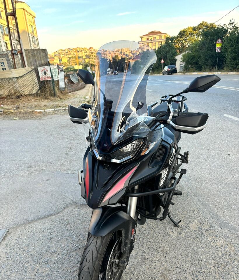 MOTOCAM QJ SRT 800 Ön Cam 2023-2026 Model 61cm Füme Renkli 4mm