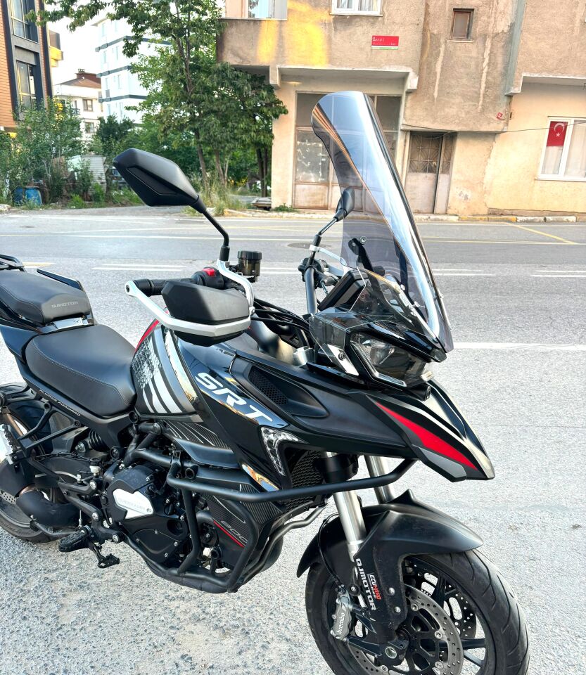 MOTOCAM QJ SRT 800 Ön Cam 2023-2026 Model 61cm Füme Renkli 4mm