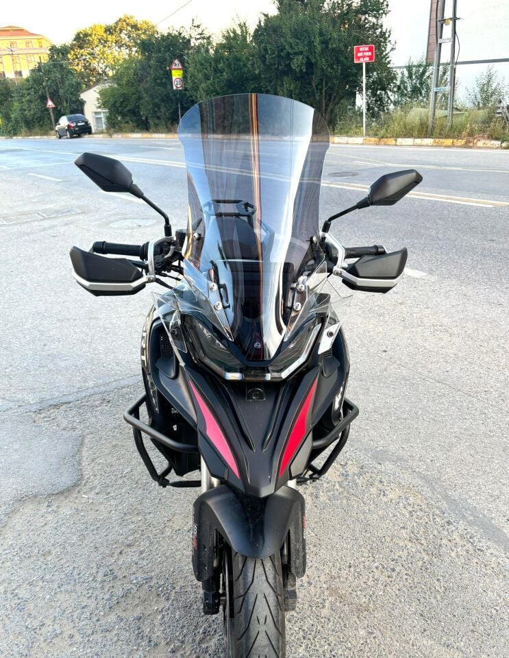 MOTOCAM QJ SRT 800 Ön Cam 2023-2026 Model 61cm Füme Renkli 4mm