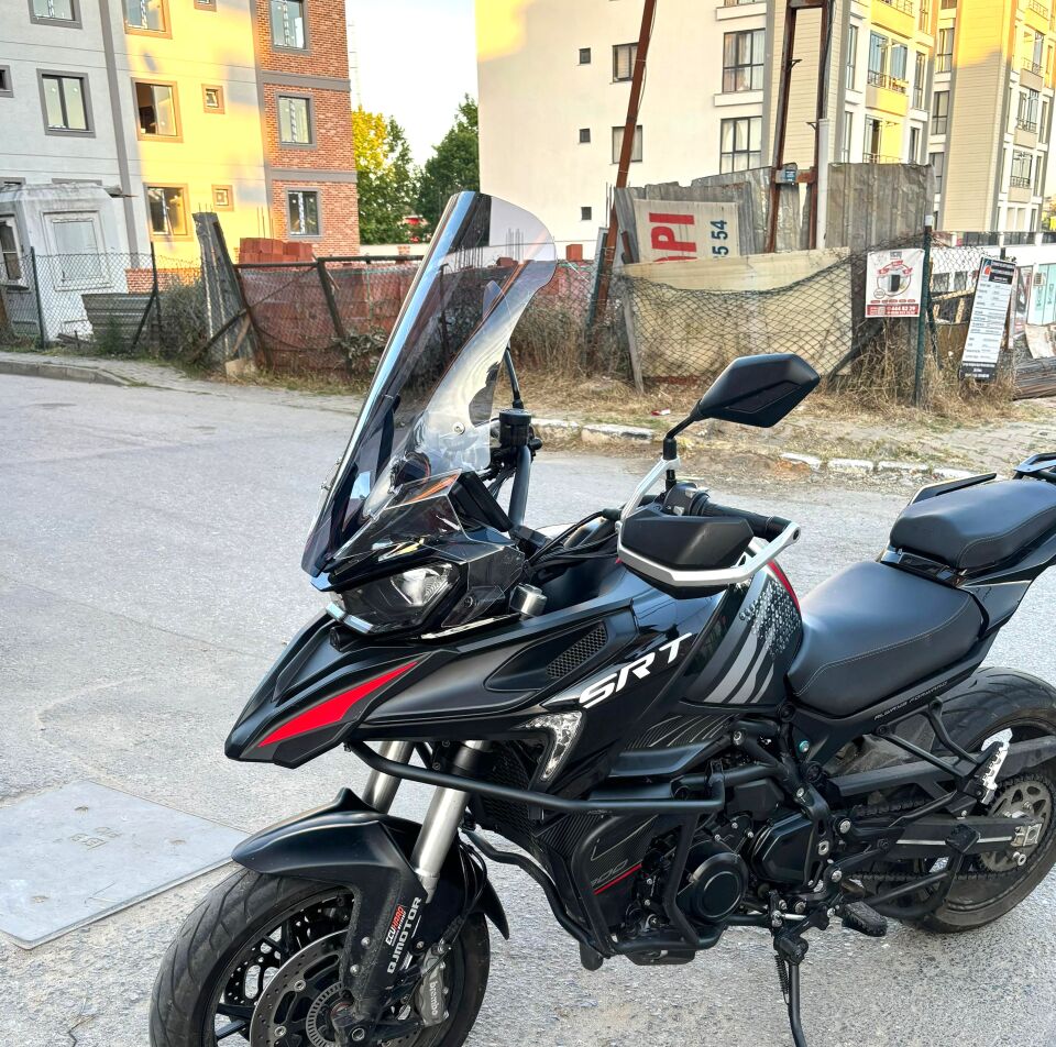 MOTOCAM QJ SRT 800 Ön Cam 2023-2026 Model 61cm Füme Renkli 4mm