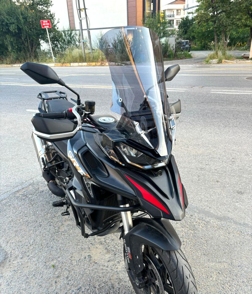 MOTOCAM QJ SRT 900 Ön Cam 2023-2026 Model 61cm Füme Renkli 4mm