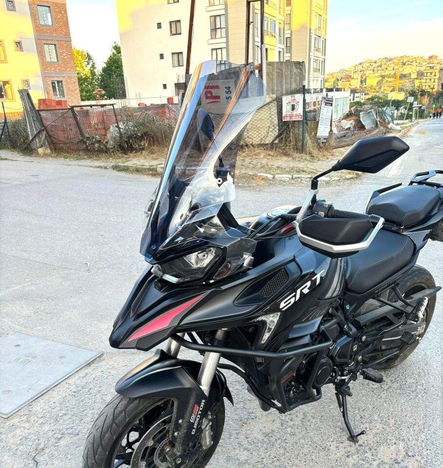 MOTOCAM QJ SRT 900 Ön Cam 2023-2026 Model 61cm Füme Renkli 4mm