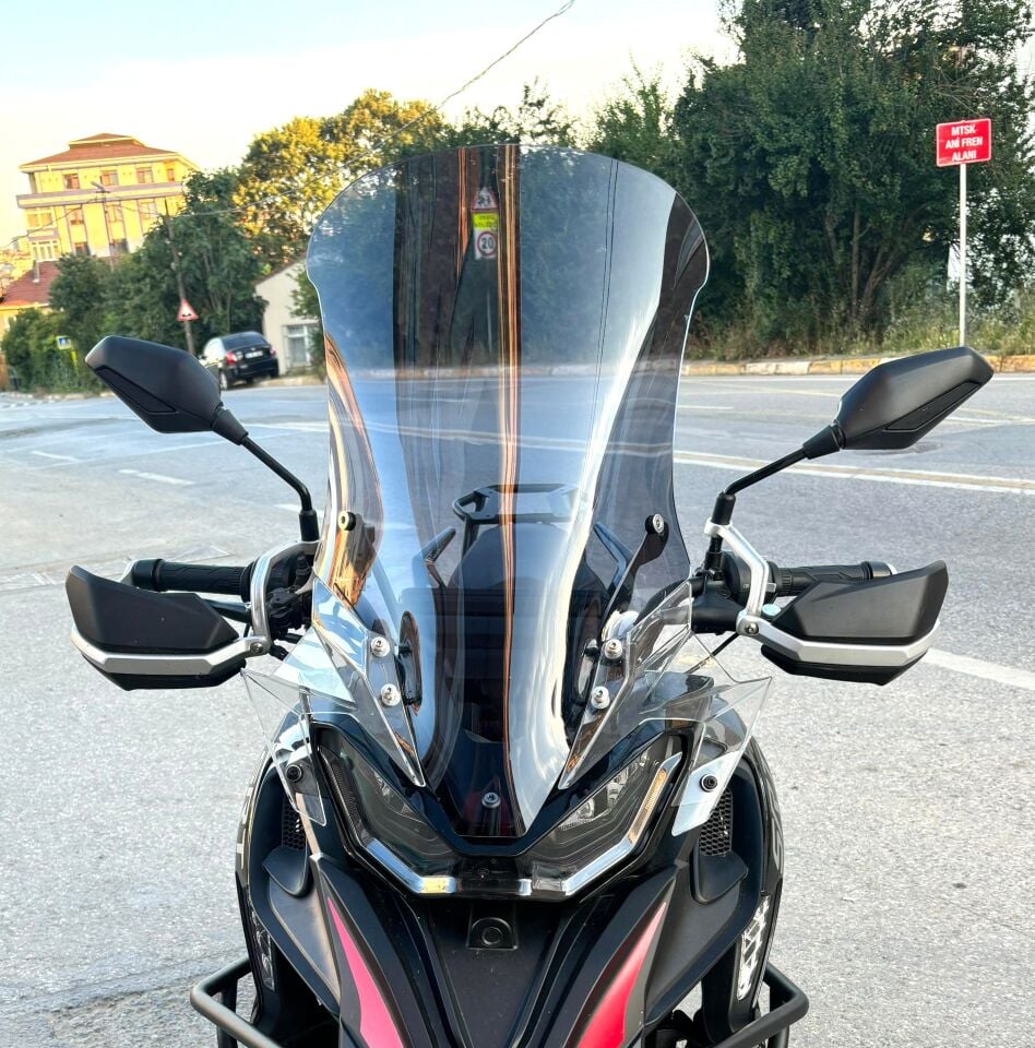 MOTOCAM QJ SRT 900 Ön Cam 2023-2026 Model 61cm Füme Renkli 4mm