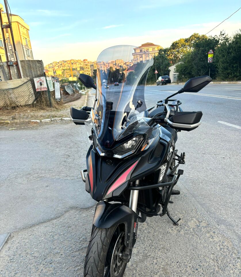 MOTOCAM QJ SRT 900 Ön Cam 2023-2026 Model 61cm Füme Renkli 4mm