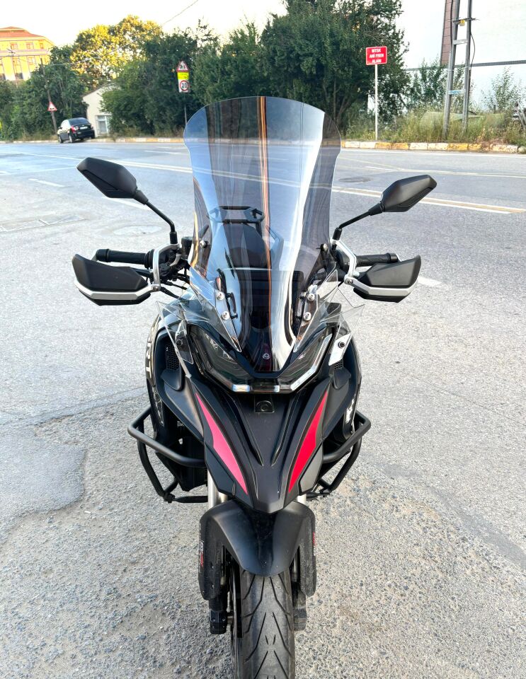 MOTOCAM QJ SRT 900 Ön Cam 2023-2026 Model 61cm Füme Renkli 4mm