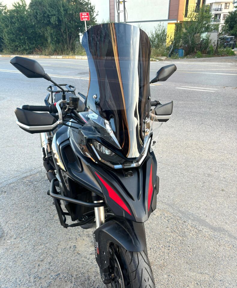 MOTOCAM QJ SRT 900 Ön Cam 2023-2026 Model 61cm Siyah Renkli 4mm