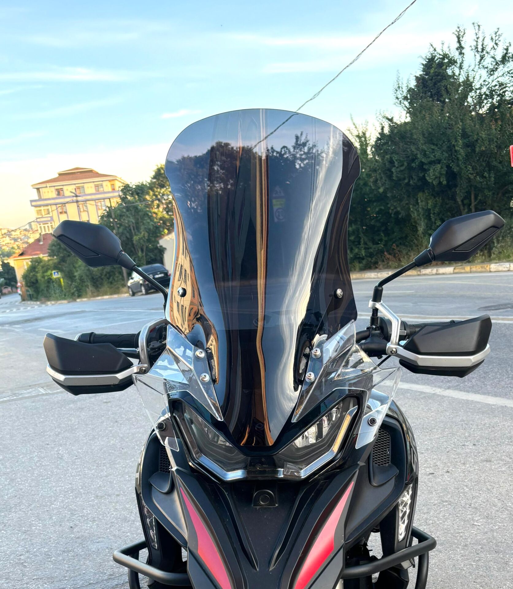 MOTOCAM QJ SRT 900 Ön Cam 2023-2026 Model 61cm Siyah Renkli 4mm