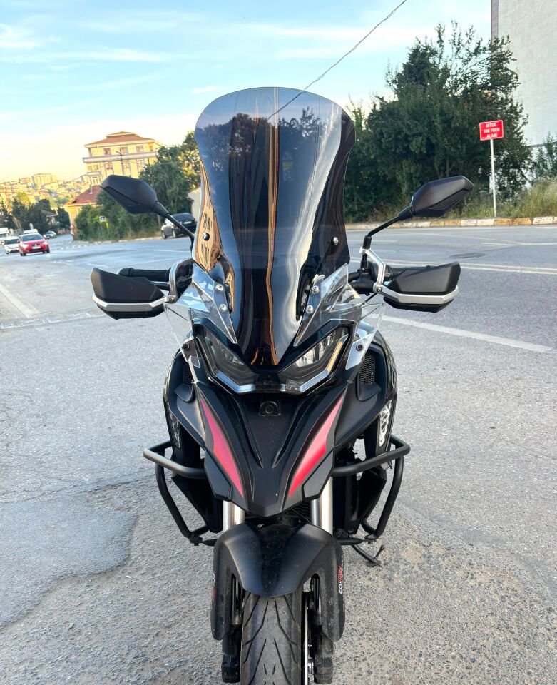 MOTOCAM QJ SRT 900 Ön Cam 2023-2026 Model 61cm Siyah Renkli 4mm