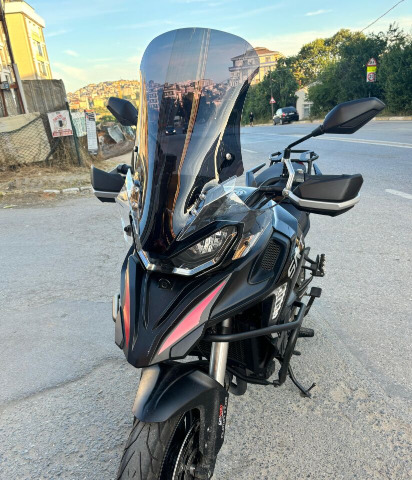 MOTOCAM QJ SRT 900 Ön Cam 2023-2026 Model 61cm Siyah Renkli 4mm