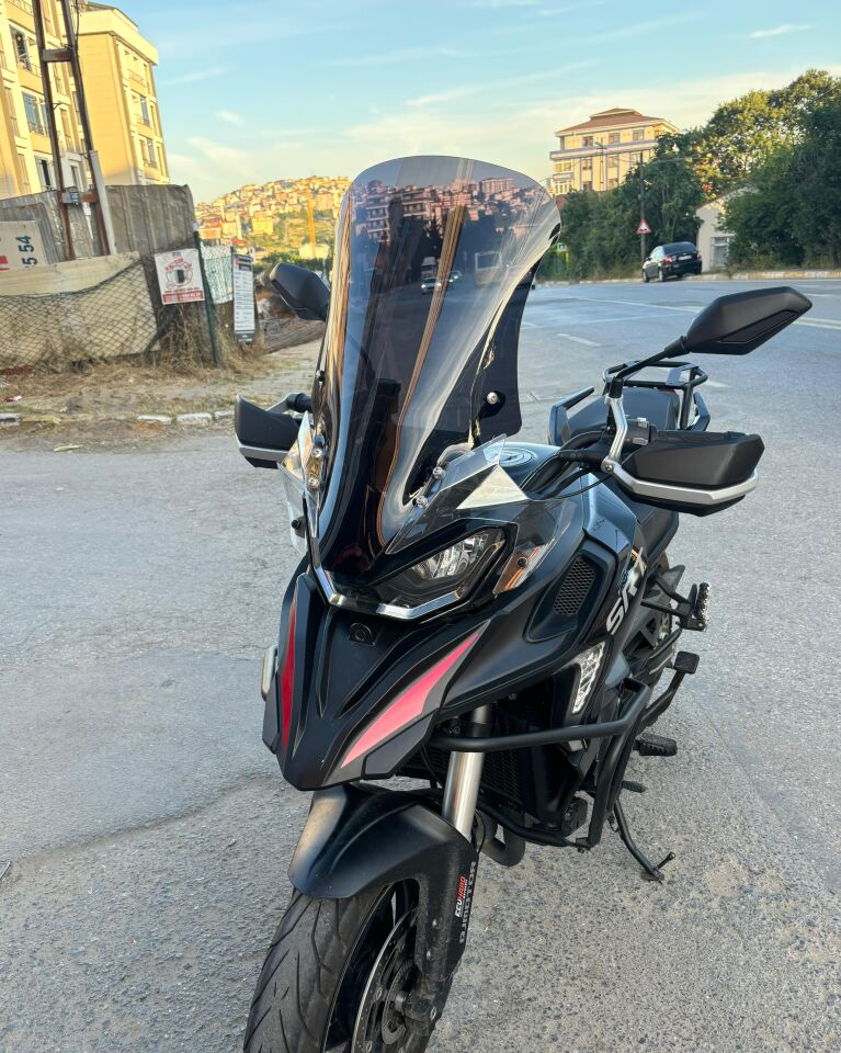 MOTOCAM QJ SRT 900 Ön Cam 2023-2026 Model 61cm Siyah Renkli 4mm