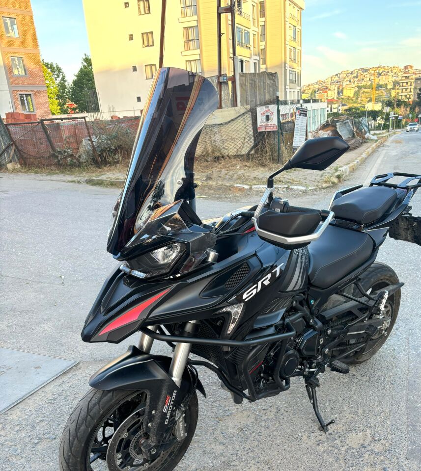 MOTOCAM QJ SRT 900 Ön Cam 2023-2026 Model 61cm Siyah Renkli 4mm