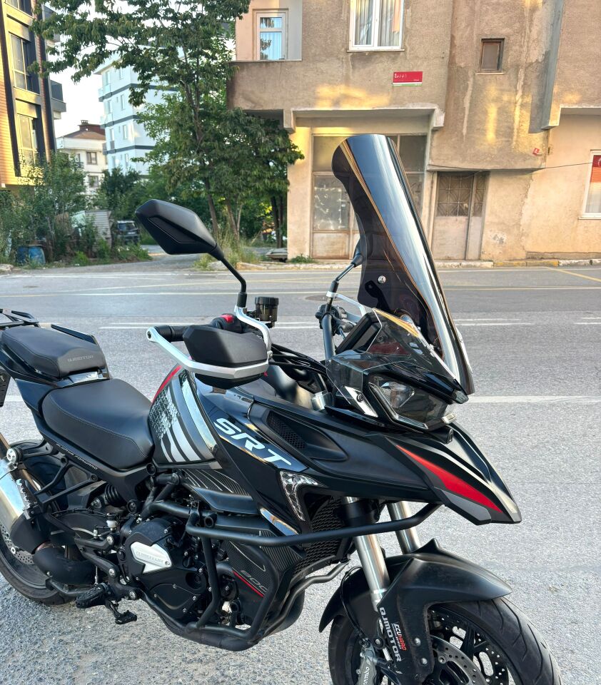 MOTOCAM QJ SRT 900 Ön Cam 2023-2026 Model 61cm Siyah Renkli 4mm