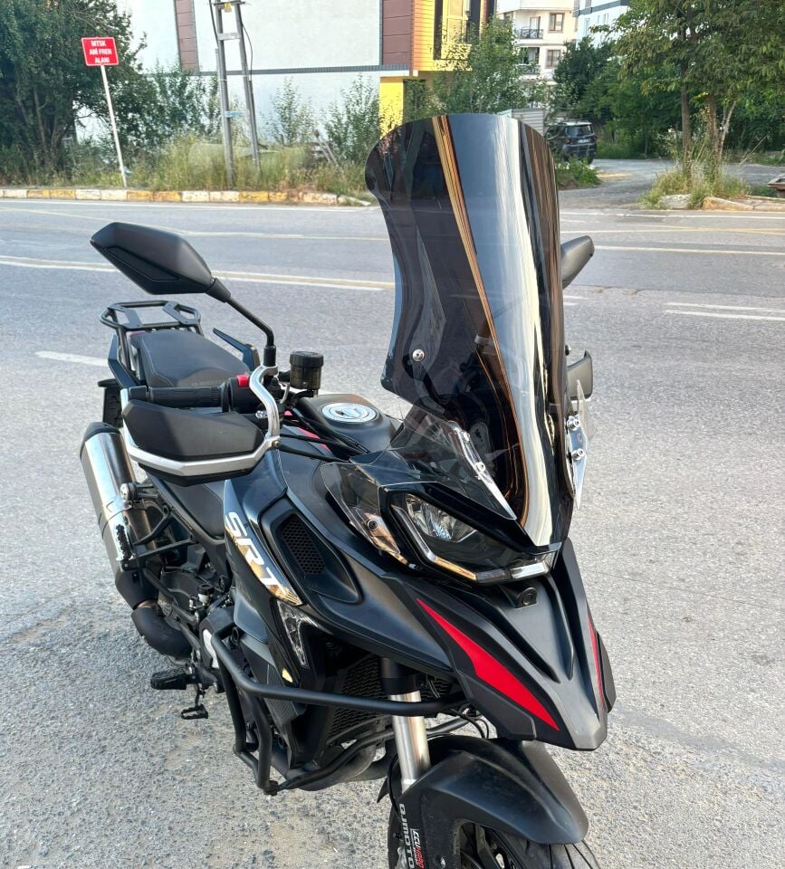 MOTOCAM QJ SRT 900 Ön Cam 2023-2026 Model 61cm Siyah Renkli 4mm