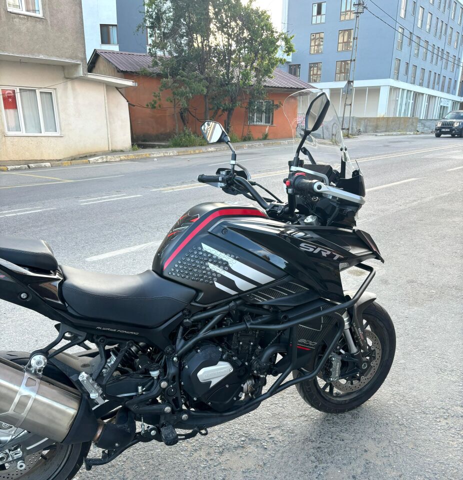 MOTOCAM QJ SRT 900 Ön Cam 2023-2026 Model 61cm Şeffaf Renkli 4mm