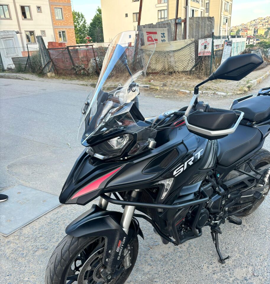 MOTOCAM QJ SRT 900 Ön Cam 2023-2026 Model 61cm Şeffaf Renkli 4mm